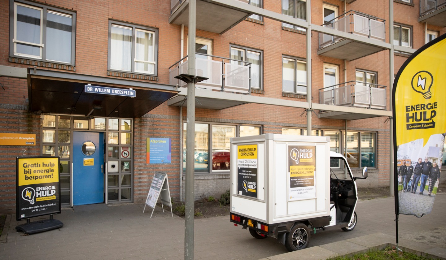 De tuktuk van Energiehulp voor het wijkcentrum Oost.