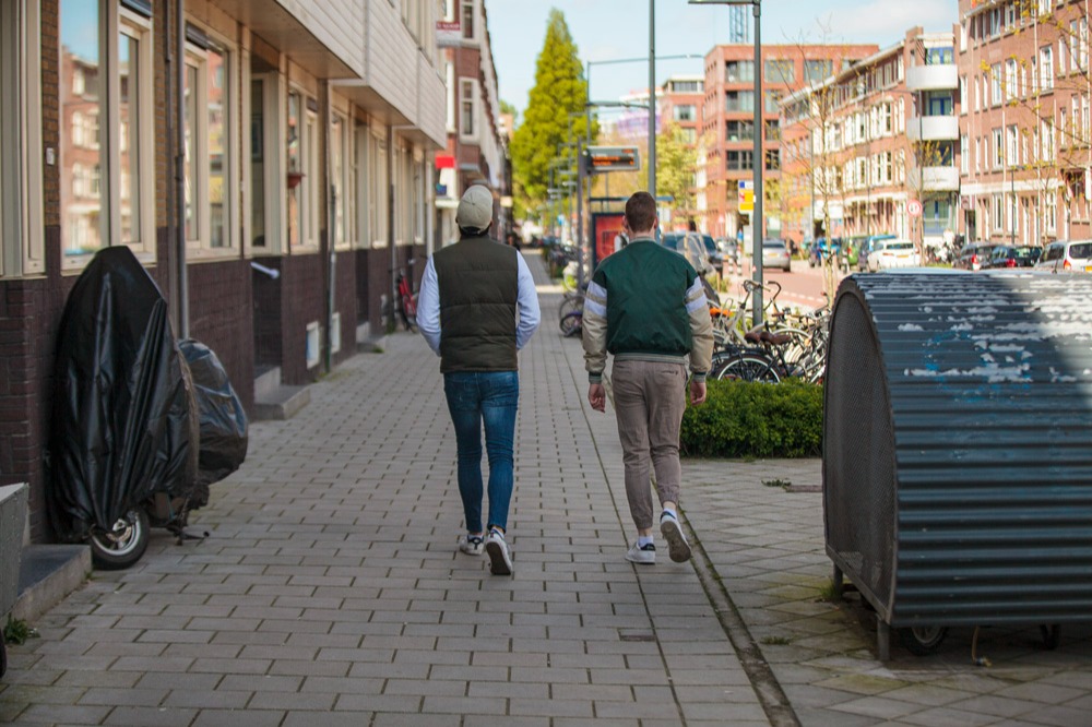 Twee jongens lopen op straat